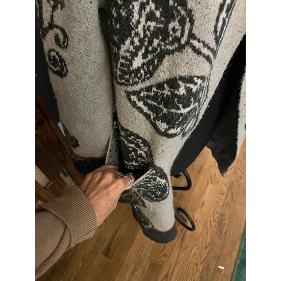BCBG Max Sport Thick Chunky Gray Gardigan Sweater Jacket Floral sz S Oversized - Picture 7 of 7